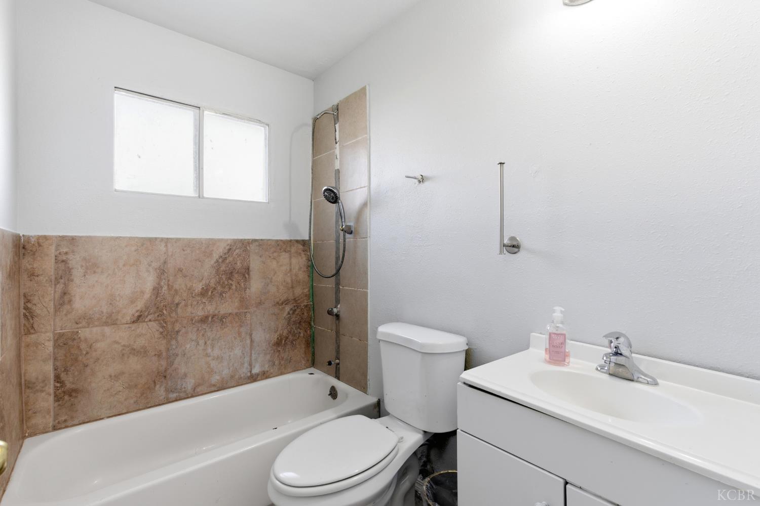 1229 S Anacapa Ave, Hanford, CA 93230