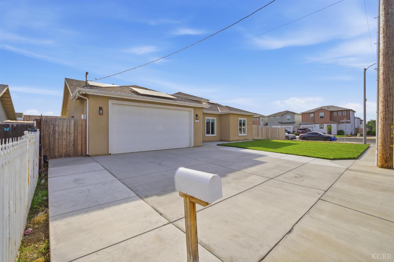 775 Kimball Ln, Hanford, CA 93230
