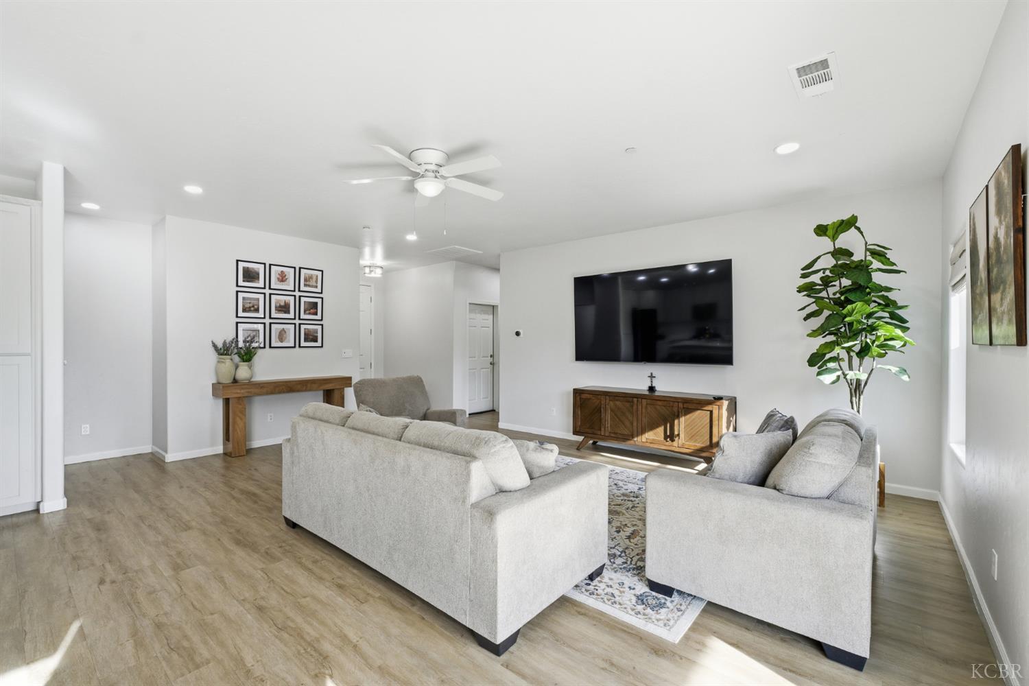 775 Kimball Ln, Hanford, CA 93230