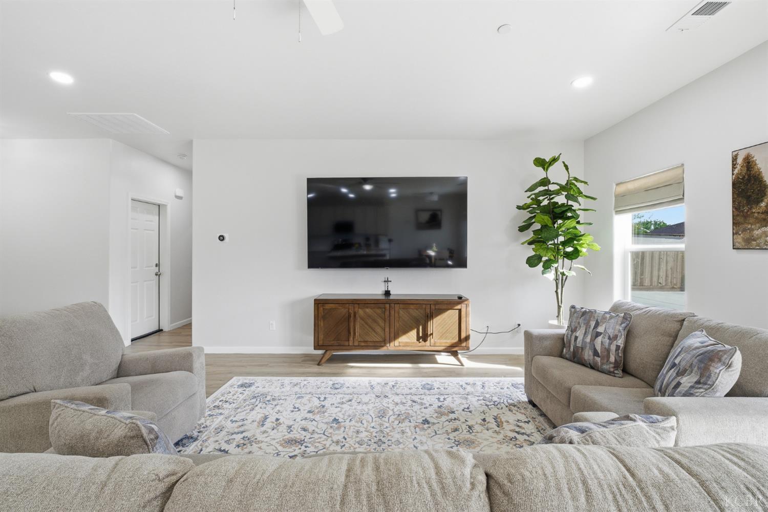 775 Kimball Ln, Hanford, CA 93230