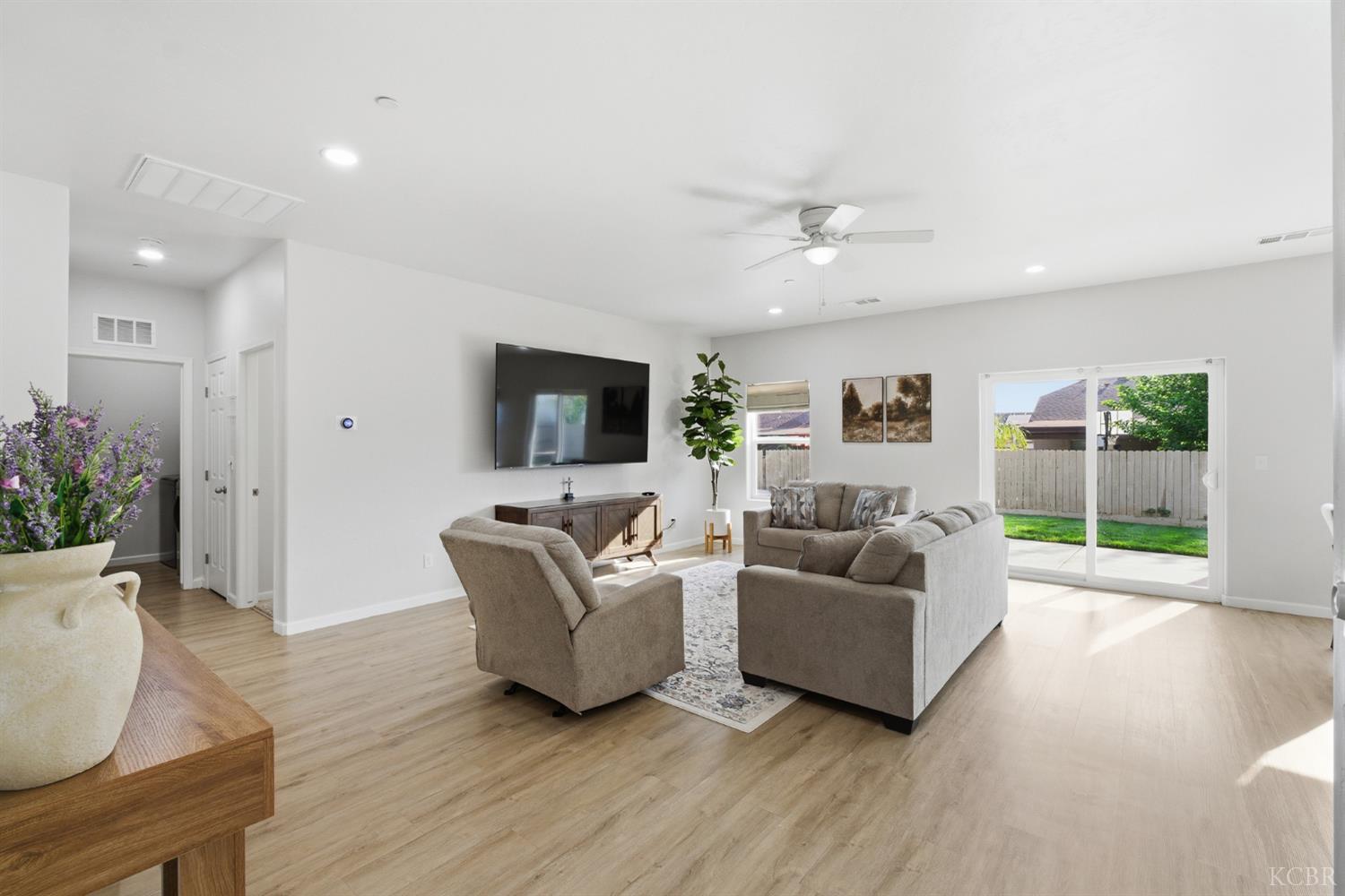 775 Kimball Ln, Hanford, CA 93230