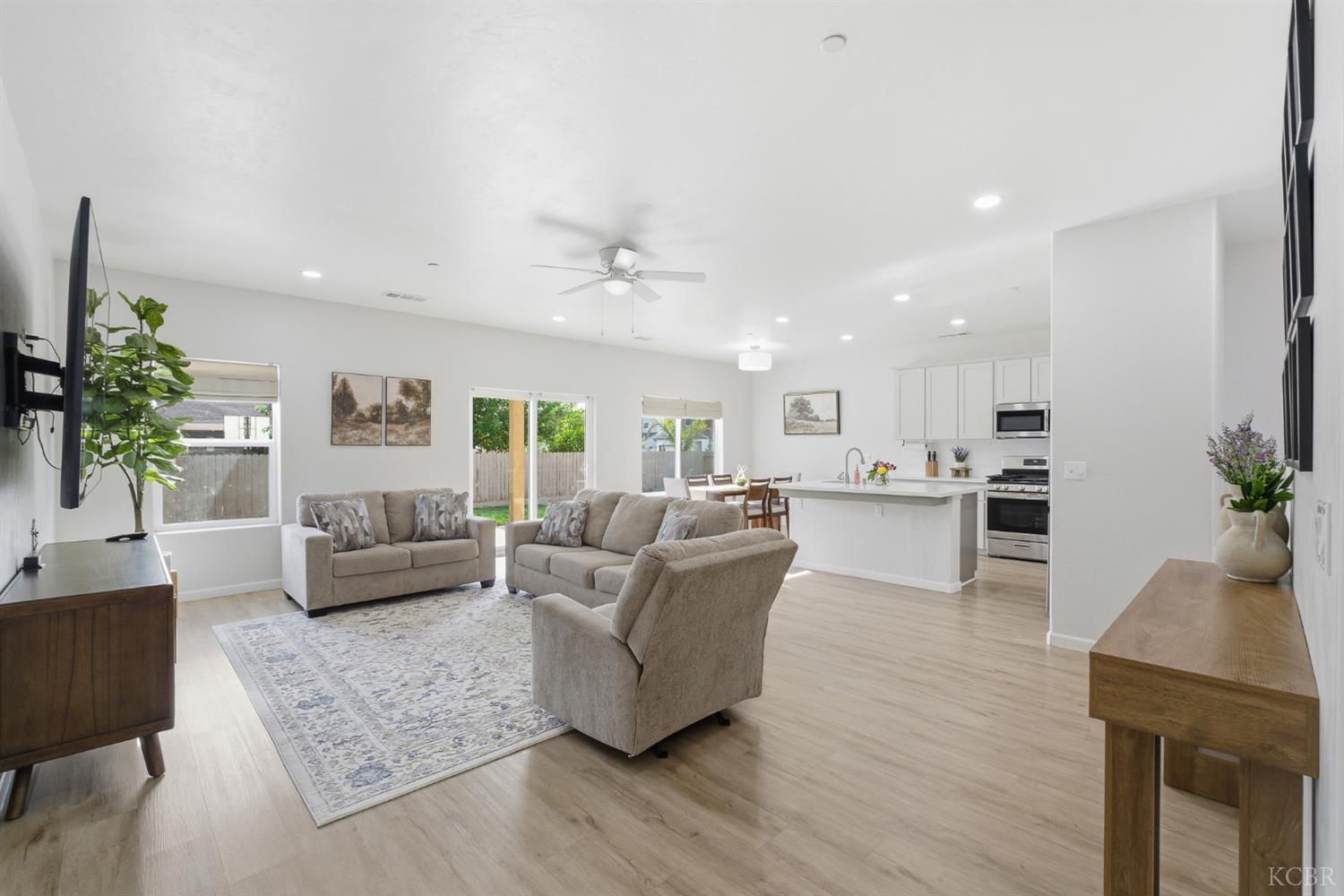 775 Kimball Ln, Hanford, CA 93230