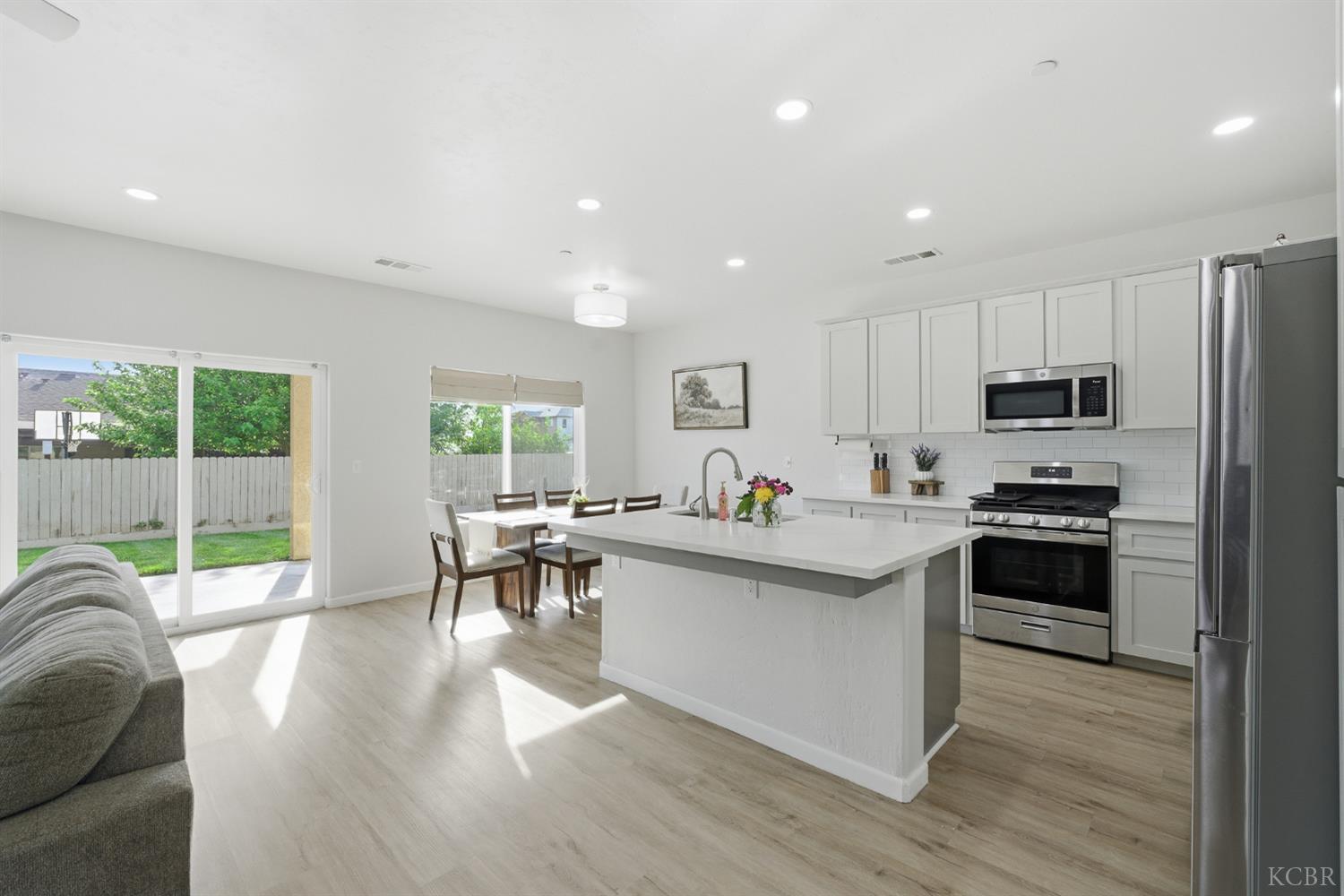 775 Kimball Ln, Hanford, CA 93230