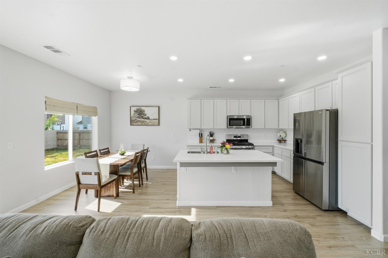 775 Kimball Ln, Hanford, CA 93230