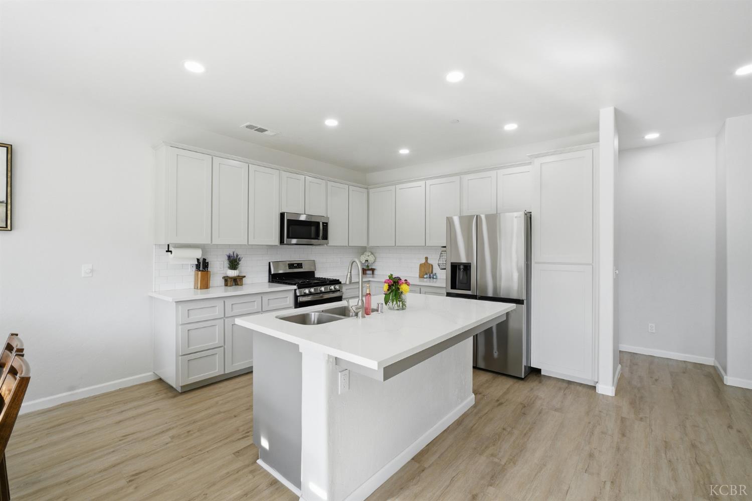 775 Kimball Ln, Hanford, CA 93230