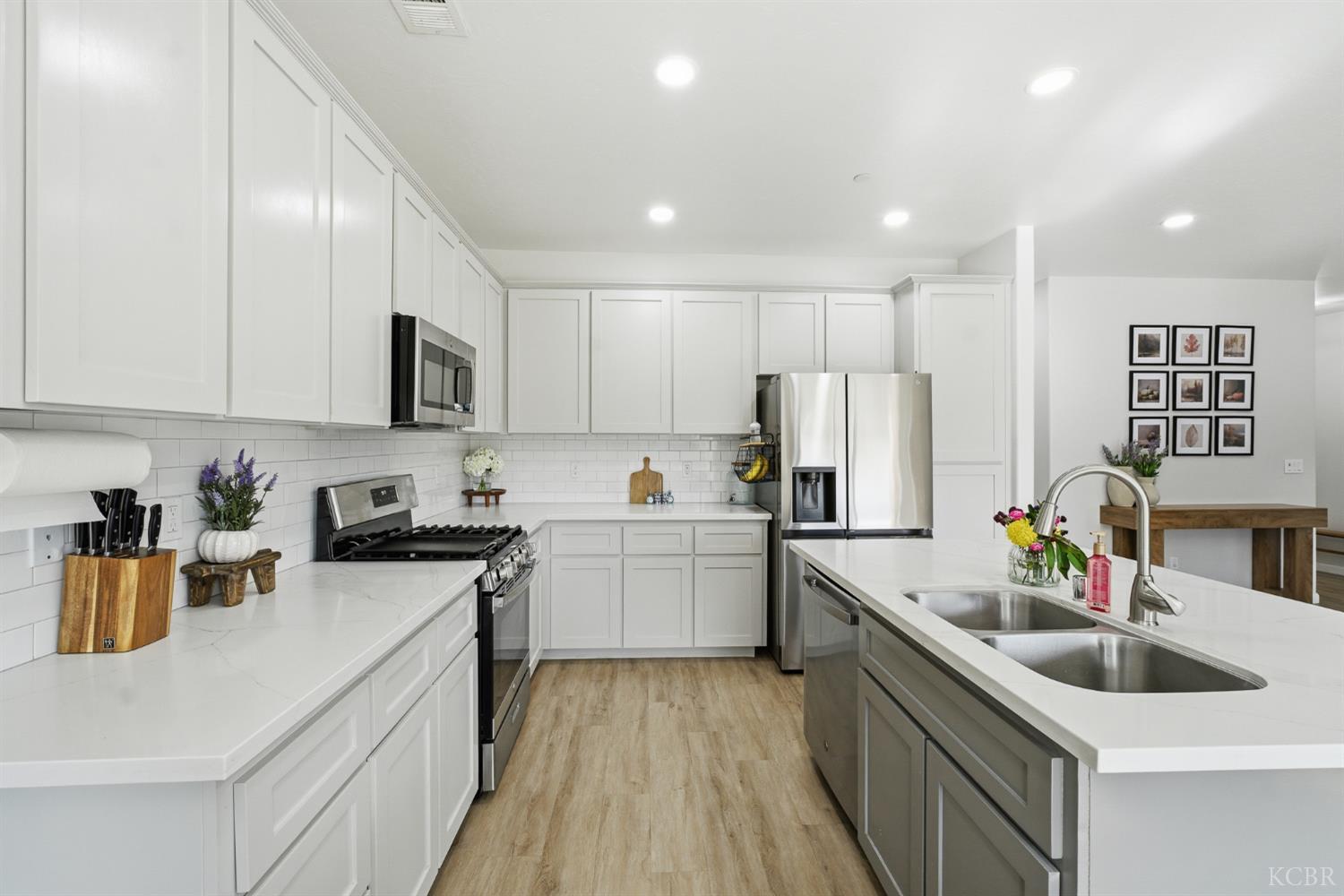 775 Kimball Ln, Hanford, CA 93230