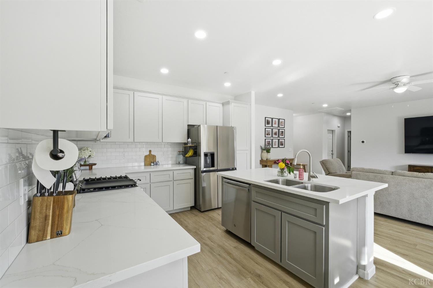 775 Kimball Ln, Hanford, CA 93230