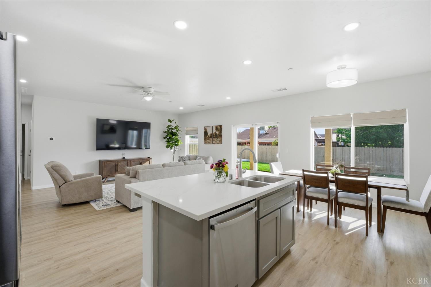 775 Kimball Ln, Hanford, CA 93230