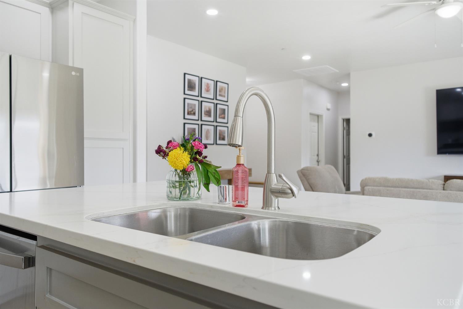 775 Kimball Ln, Hanford, CA 93230