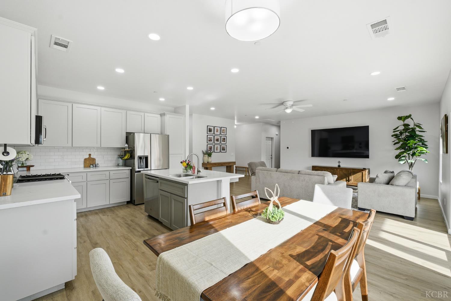 775 Kimball Ln, Hanford, CA 93230