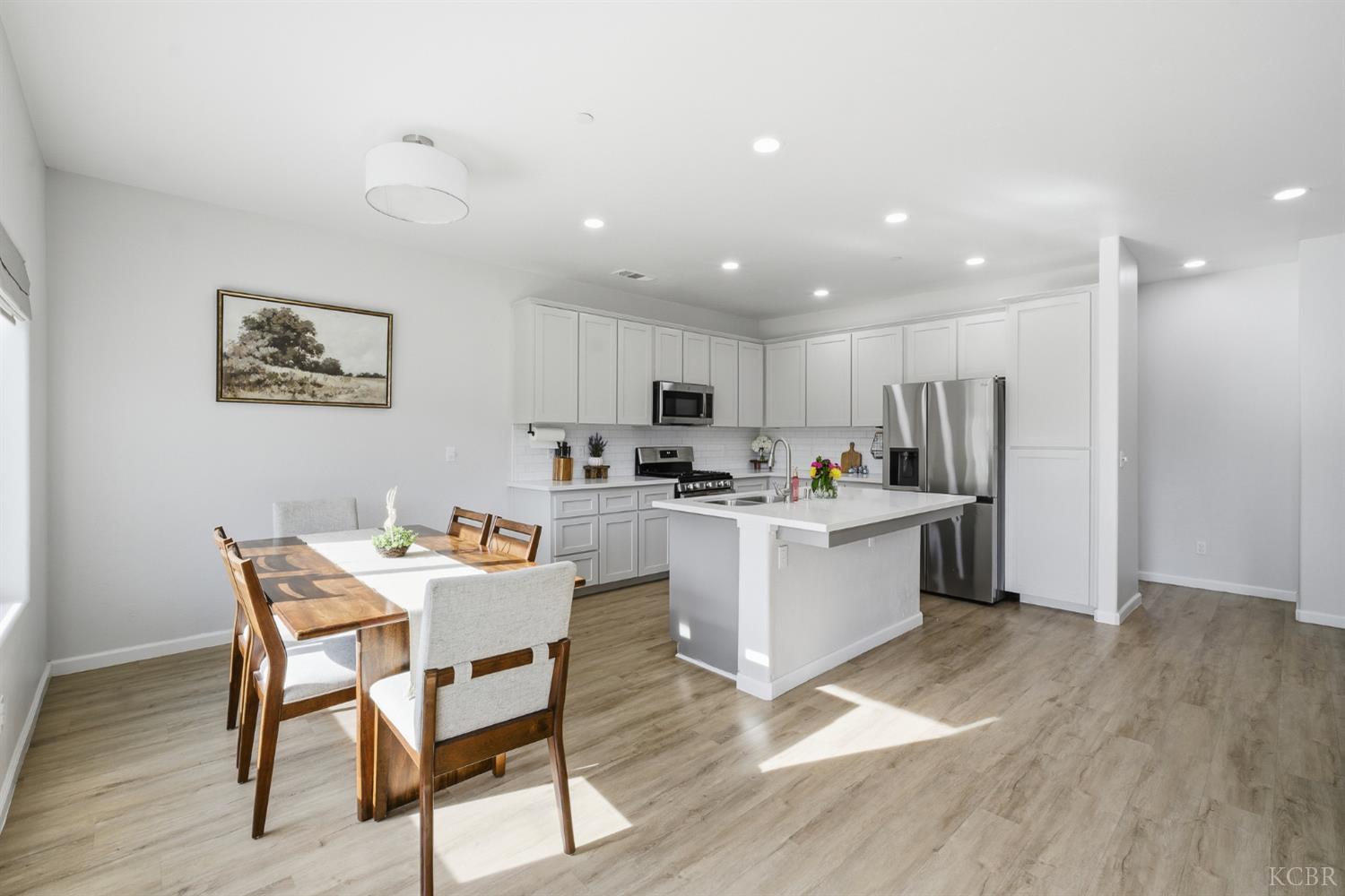 775 Kimball Ln, Hanford, CA 93230