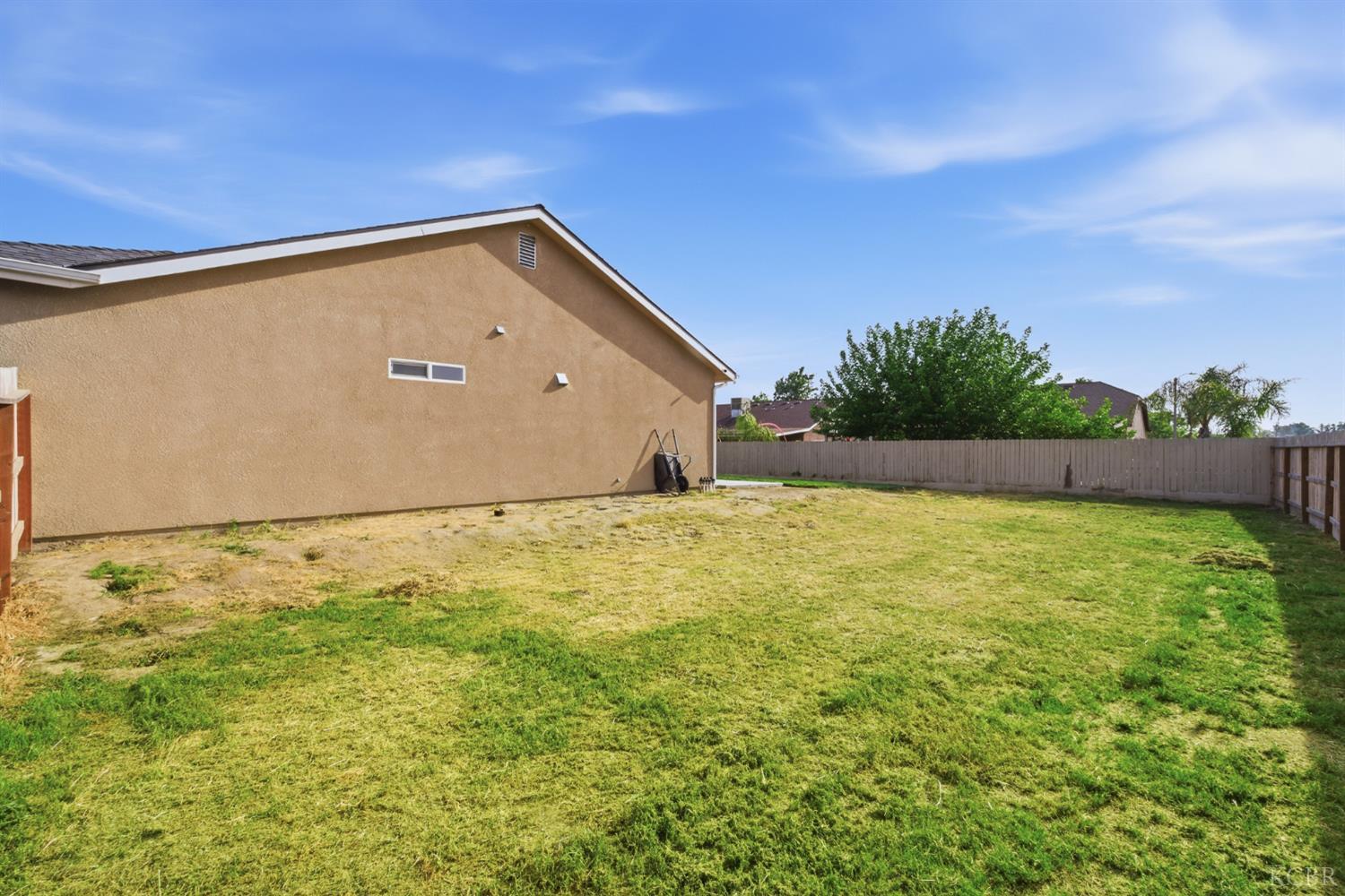 775 Kimball Ln, Hanford, CA 93230