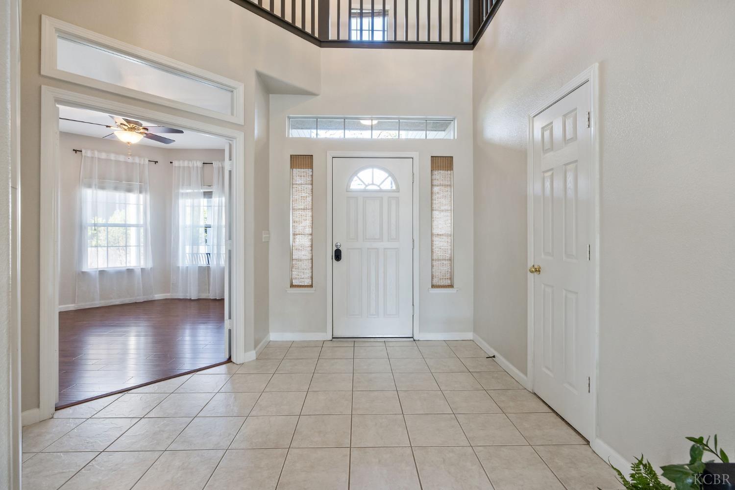 1007 W Saffron St, Hanford, CA 93230