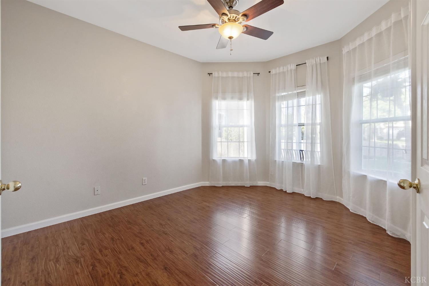 1007 W Saffron St, Hanford, CA 93230