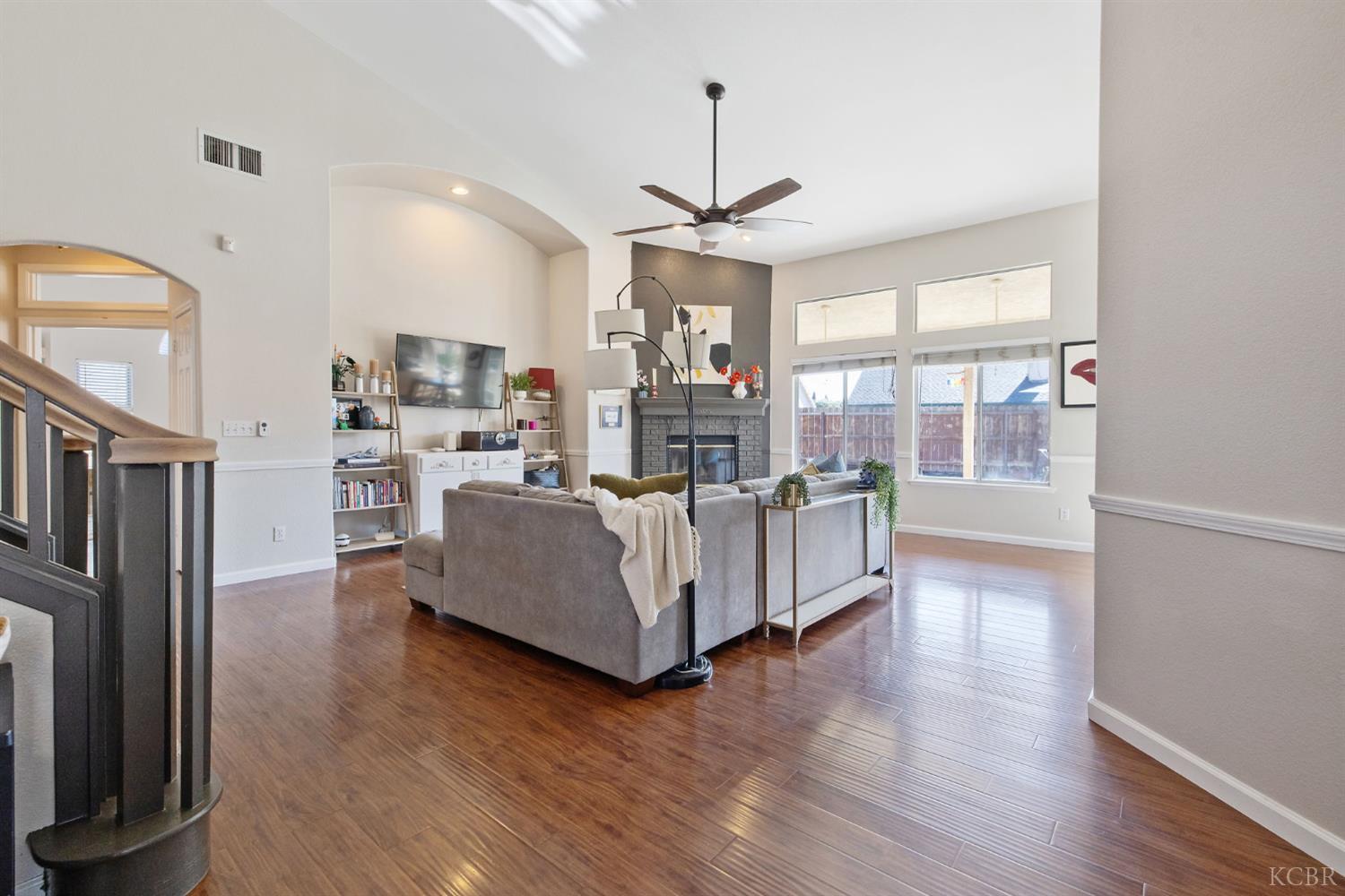 1007 W Saffron St, Hanford, CA 93230