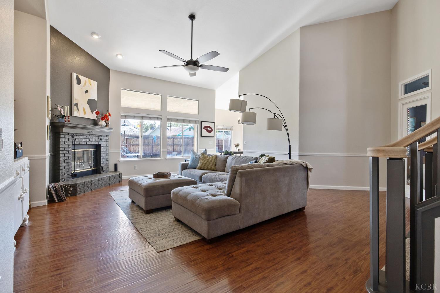 1007 W Saffron St, Hanford, CA 93230