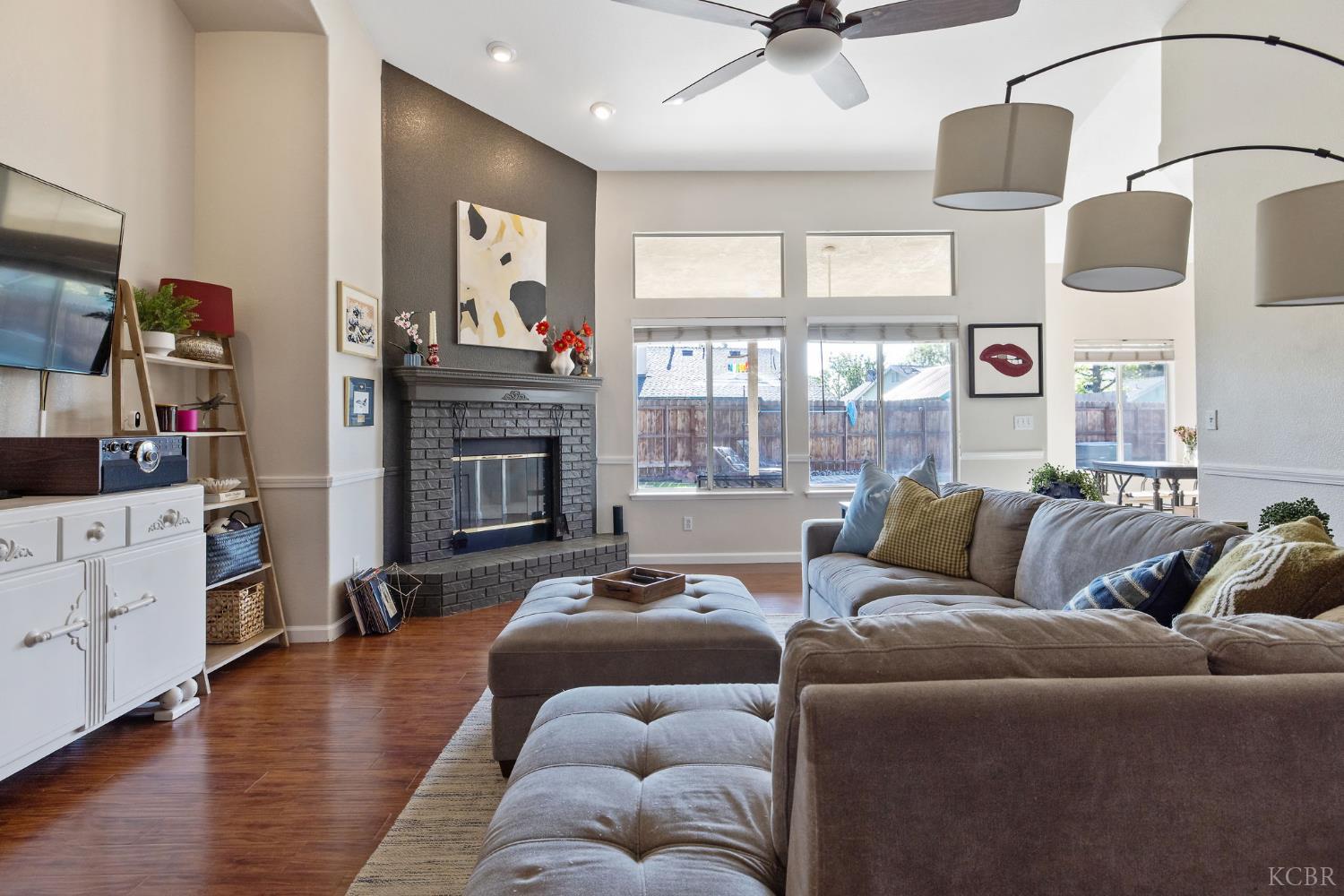 1007 W Saffron St, Hanford, CA 93230