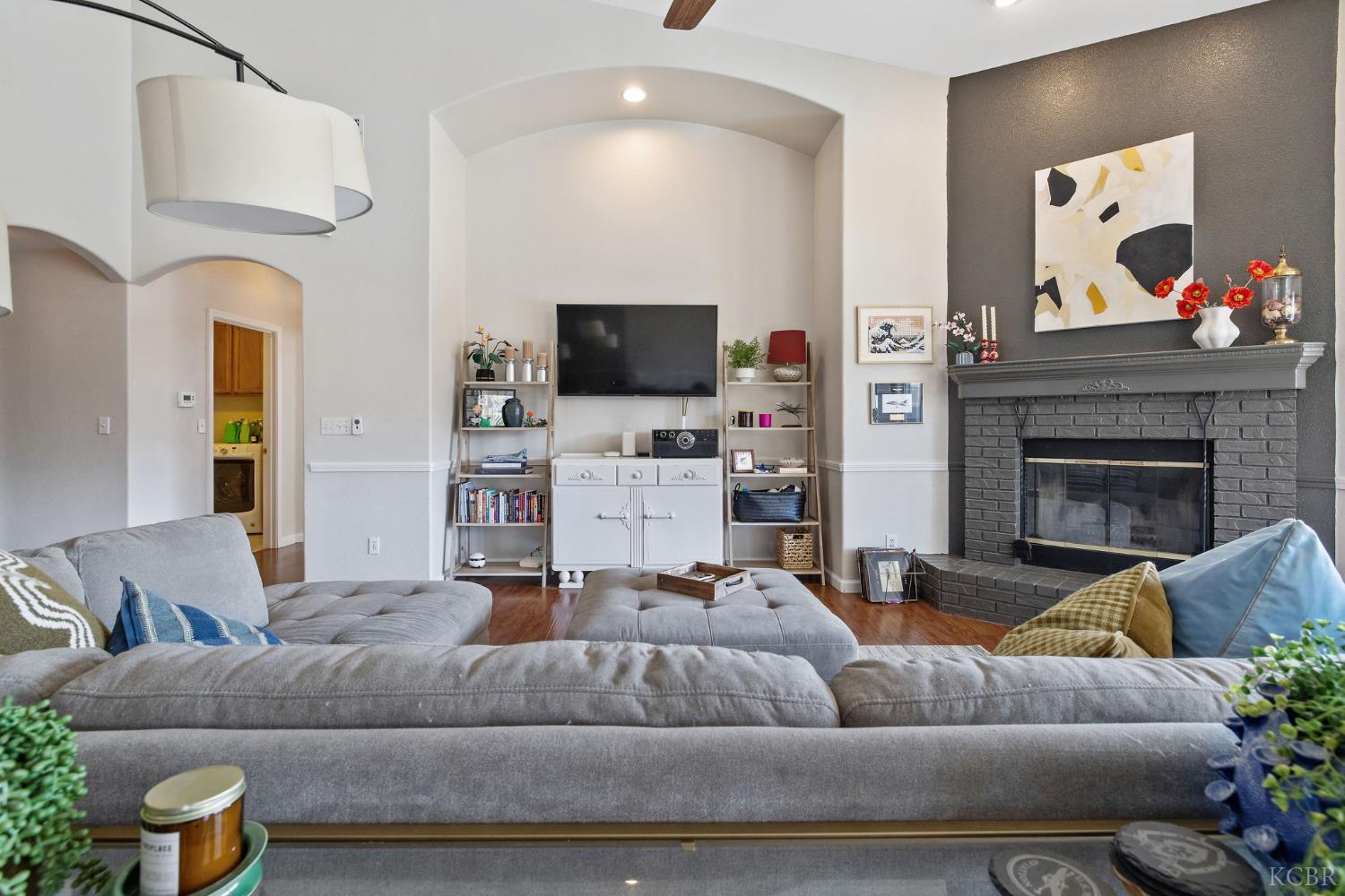 1007 W Saffron St, Hanford, CA 93230