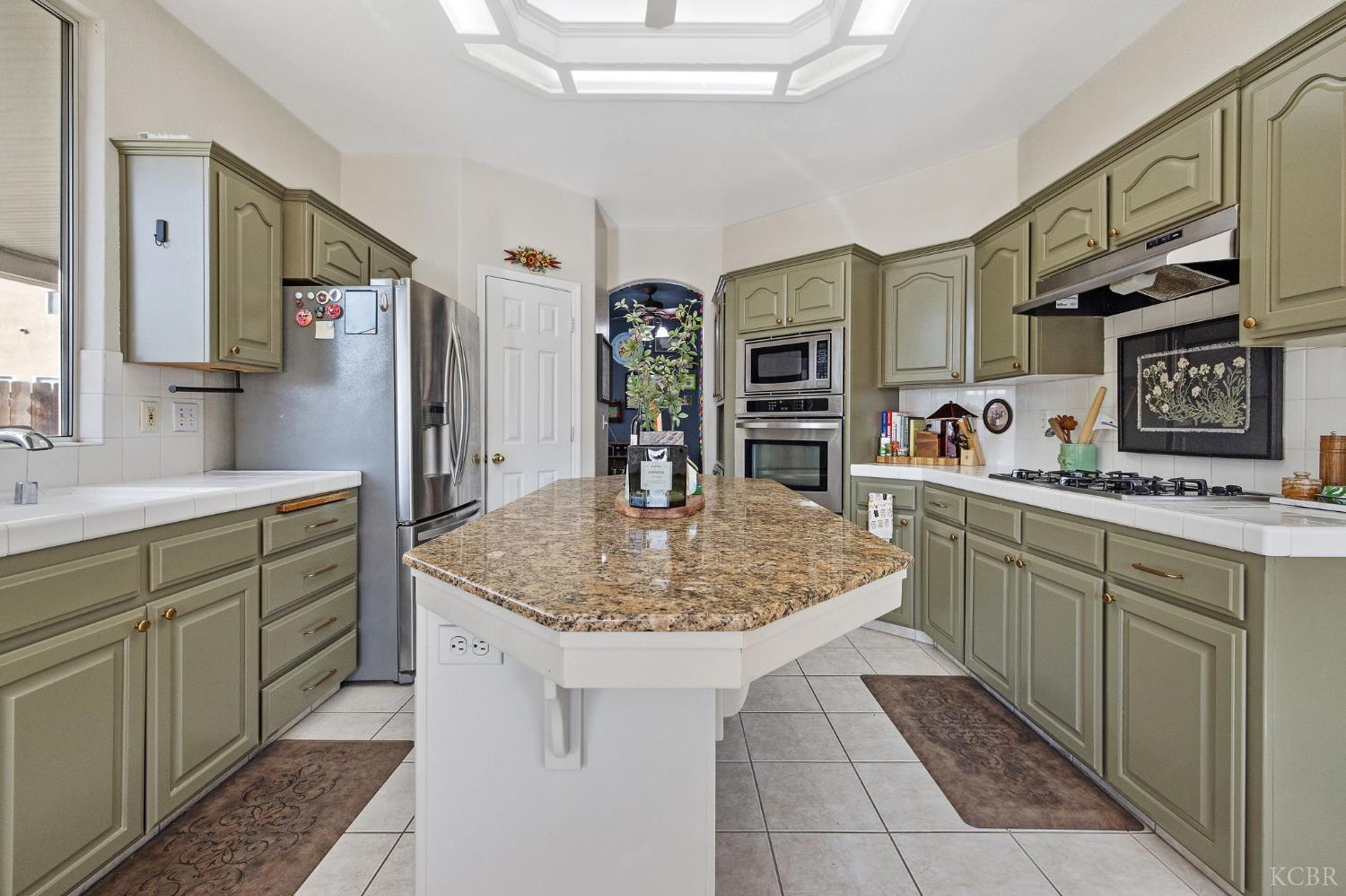 1007 W Saffron St, Hanford, CA 93230