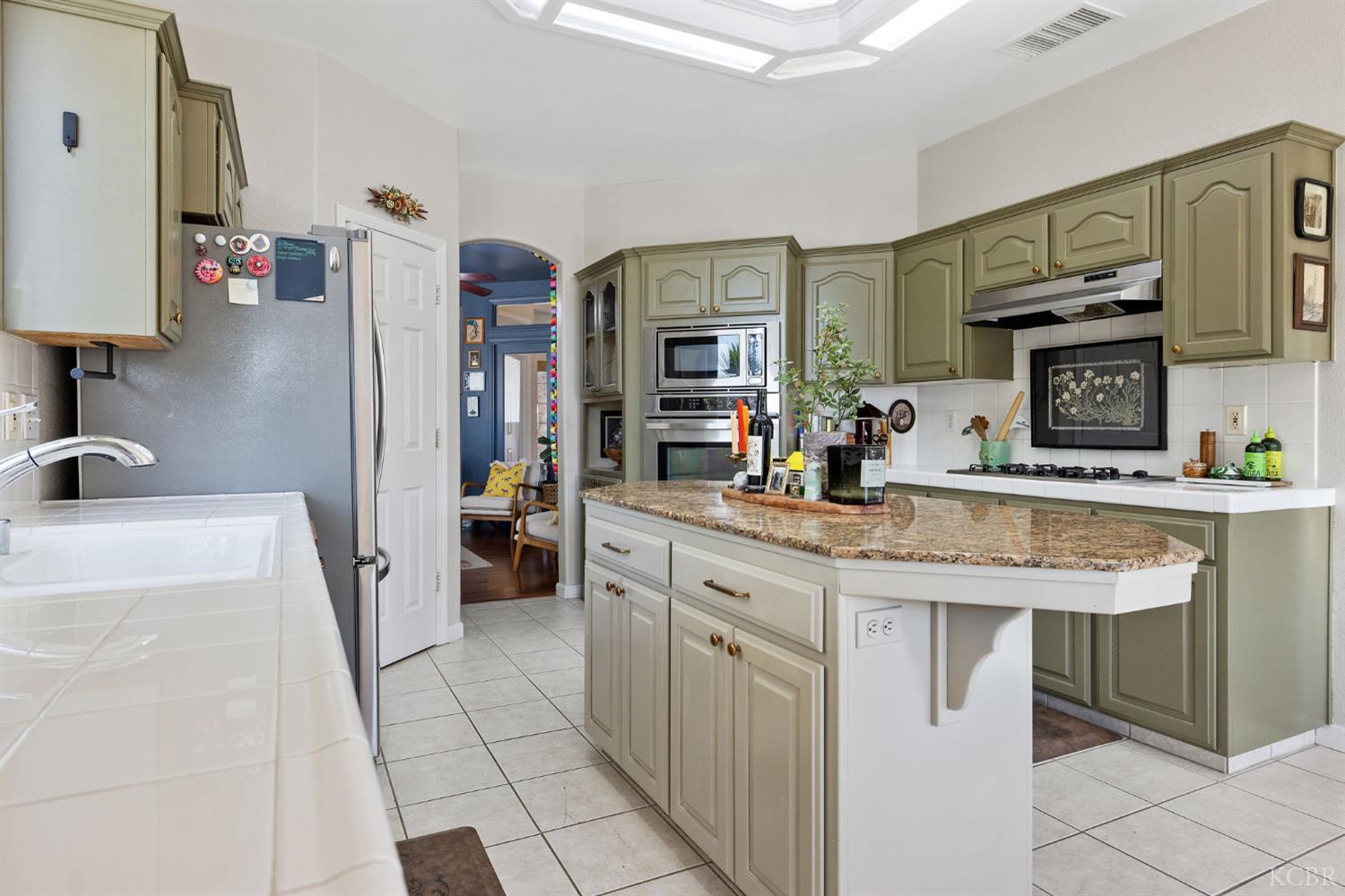 1007 W Saffron St, Hanford, CA 93230