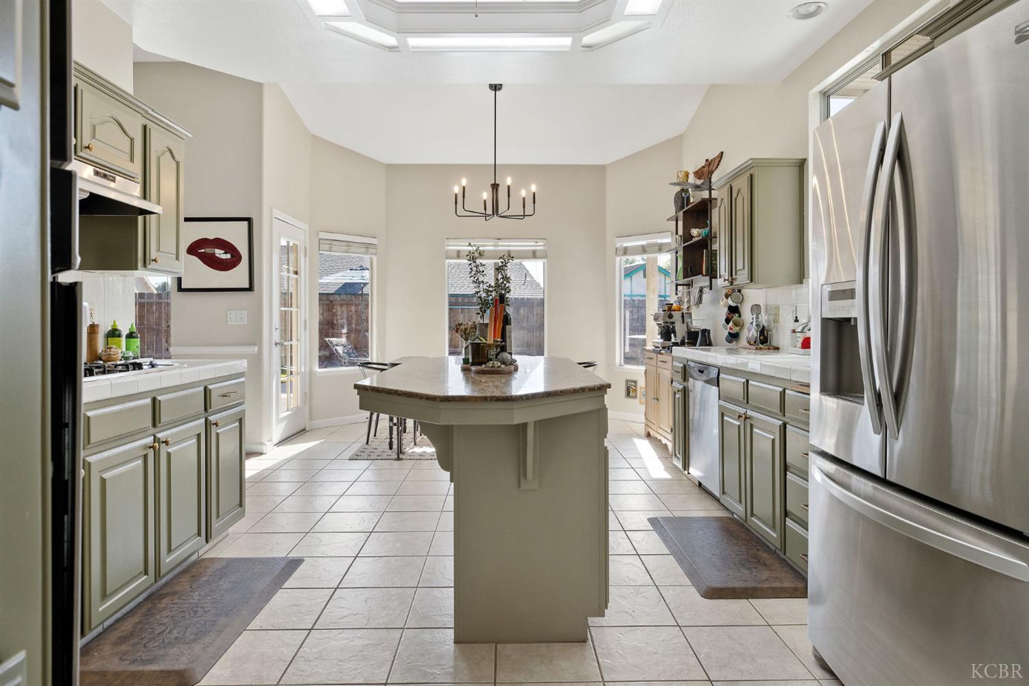 1007 W Saffron St, Hanford, CA 93230