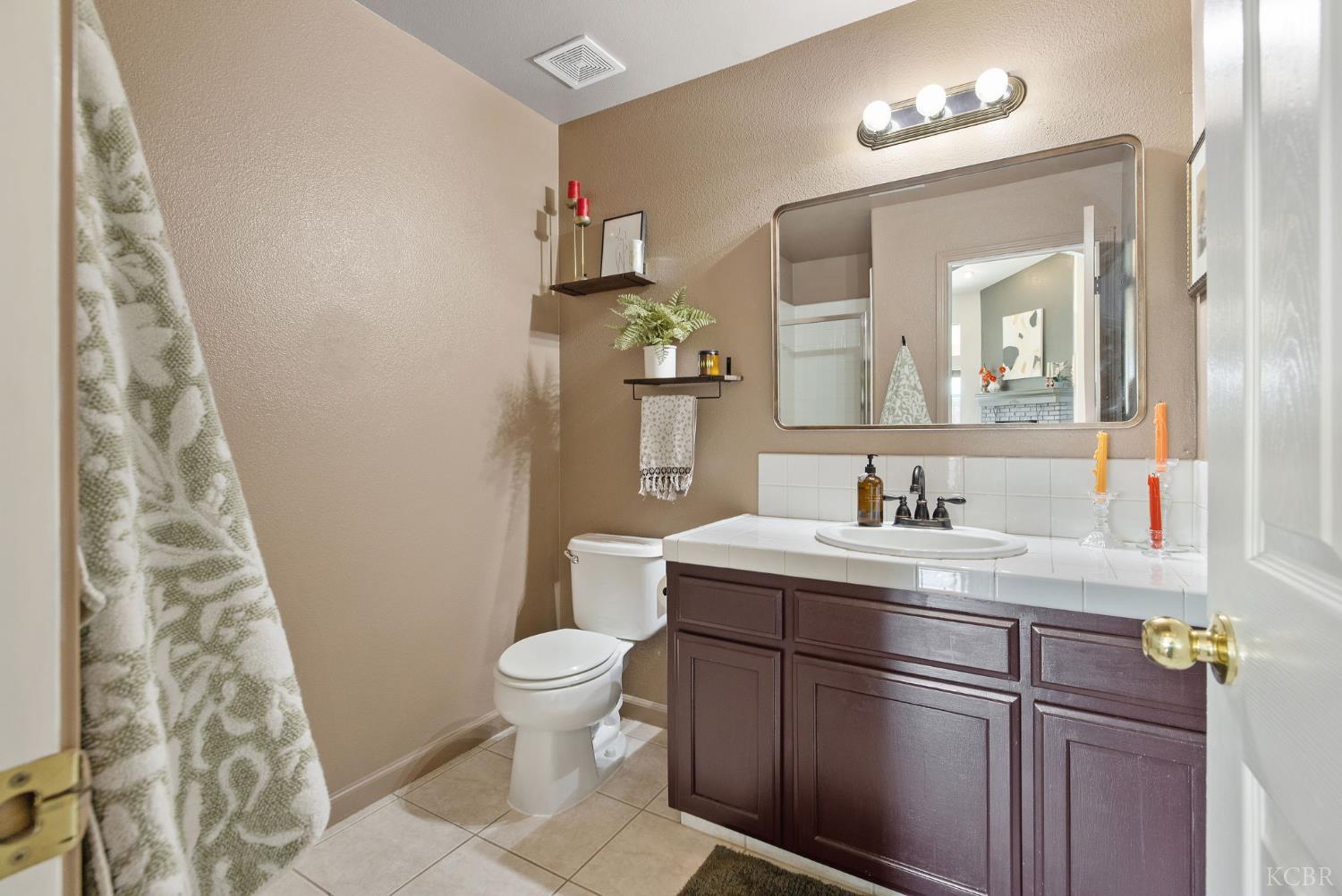 1007 W Saffron St, Hanford, CA 93230