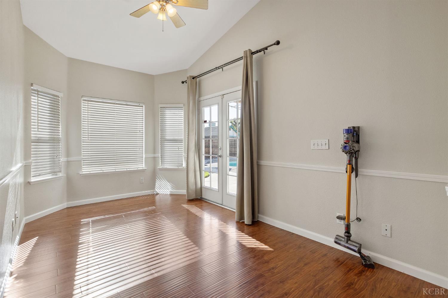 1007 W Saffron St, Hanford, CA 93230