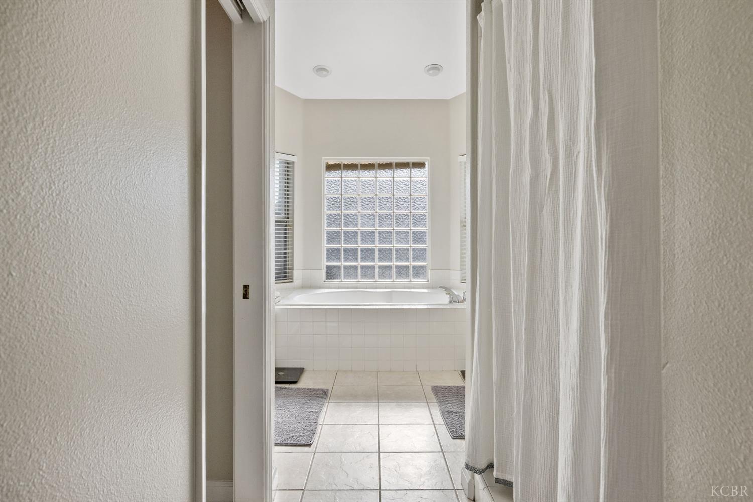 1007 W Saffron St, Hanford, CA 93230