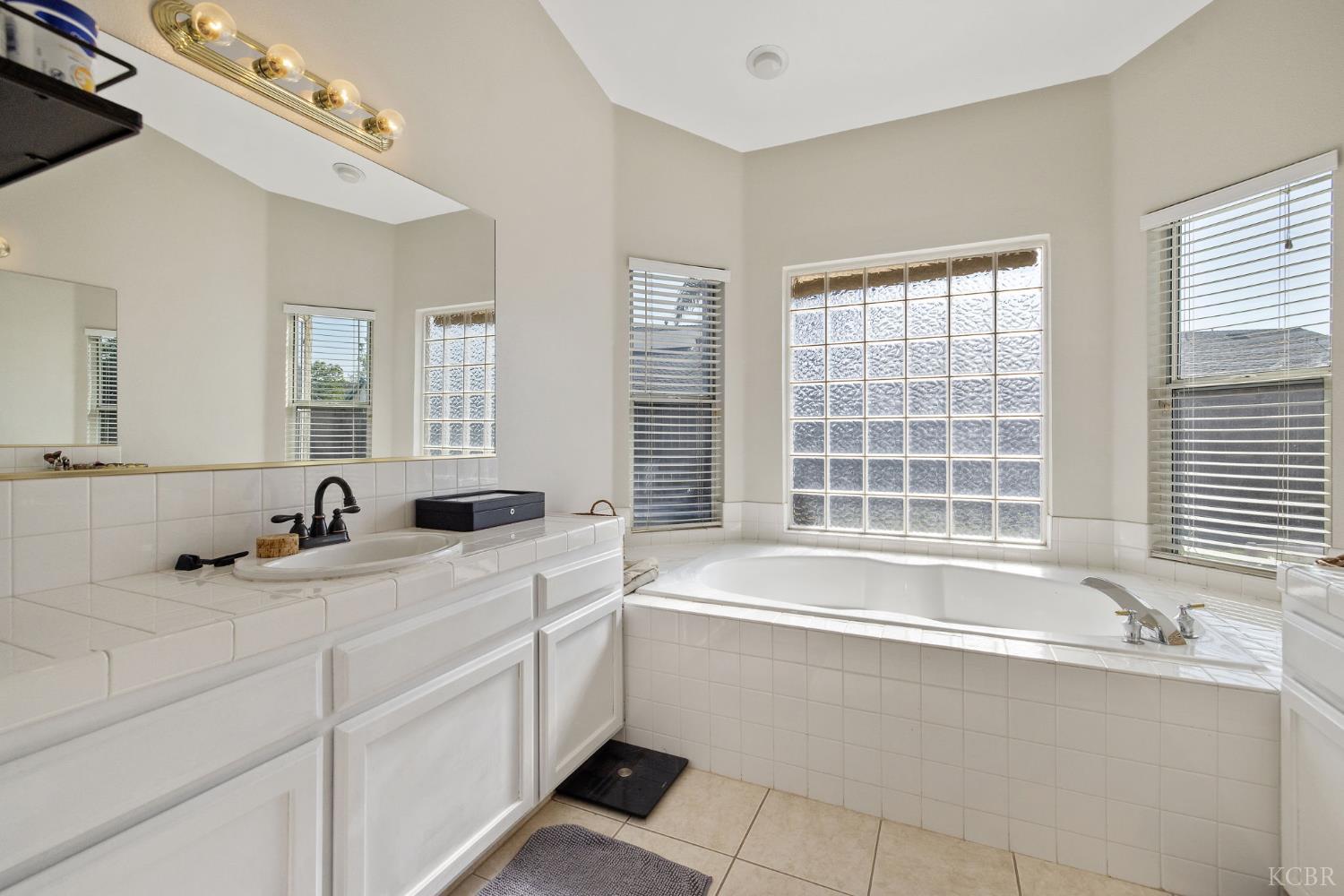 1007 W Saffron St, Hanford, CA 93230