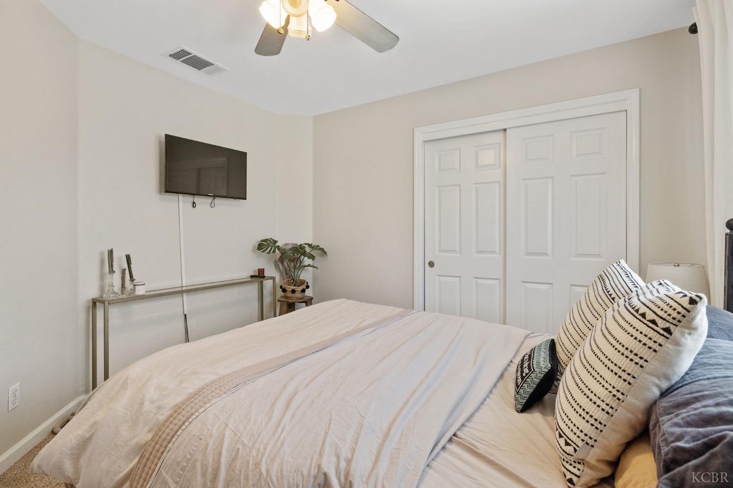 1007 W Saffron St, Hanford, CA 93230