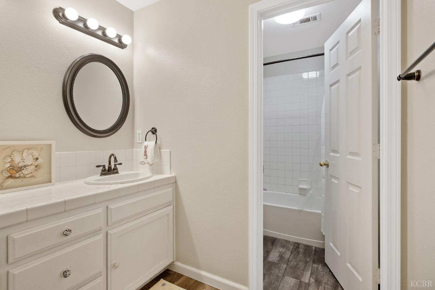 1007 W Saffron St, Hanford, CA 93230