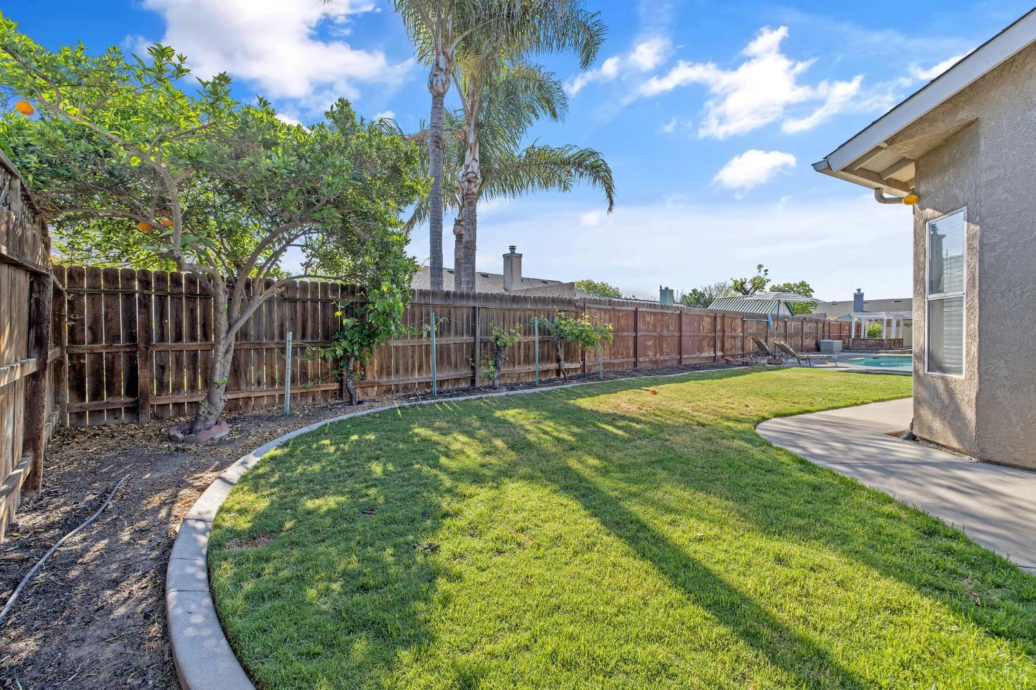 1007 W Saffron St, Hanford, CA 93230