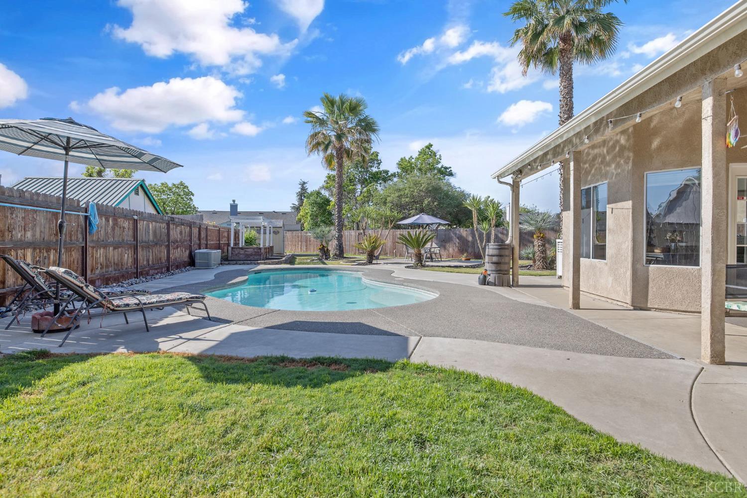 1007 W Saffron St, Hanford, CA 93230