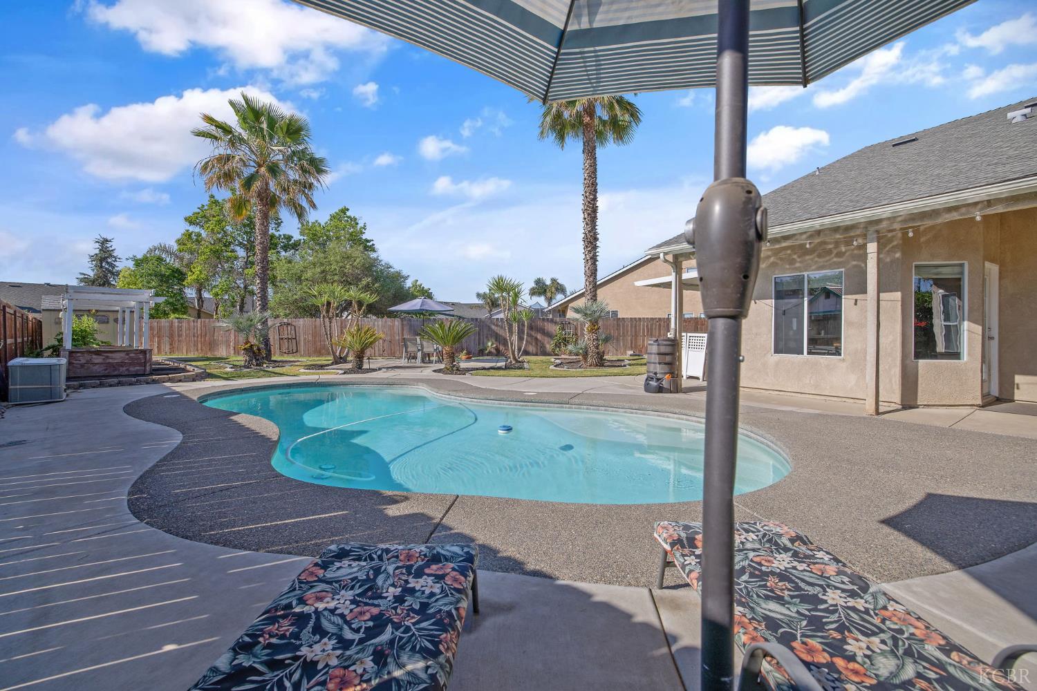 1007 W Saffron St, Hanford, CA 93230