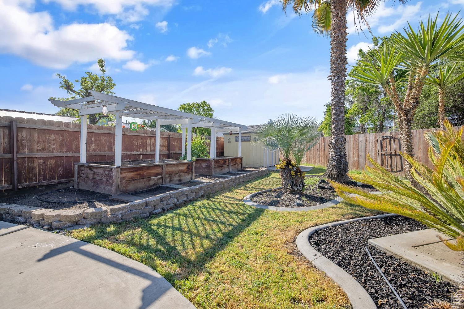 1007 W Saffron St, Hanford, CA 93230