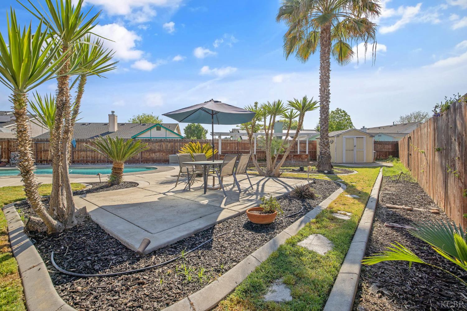 1007 W Saffron St, Hanford, CA 93230