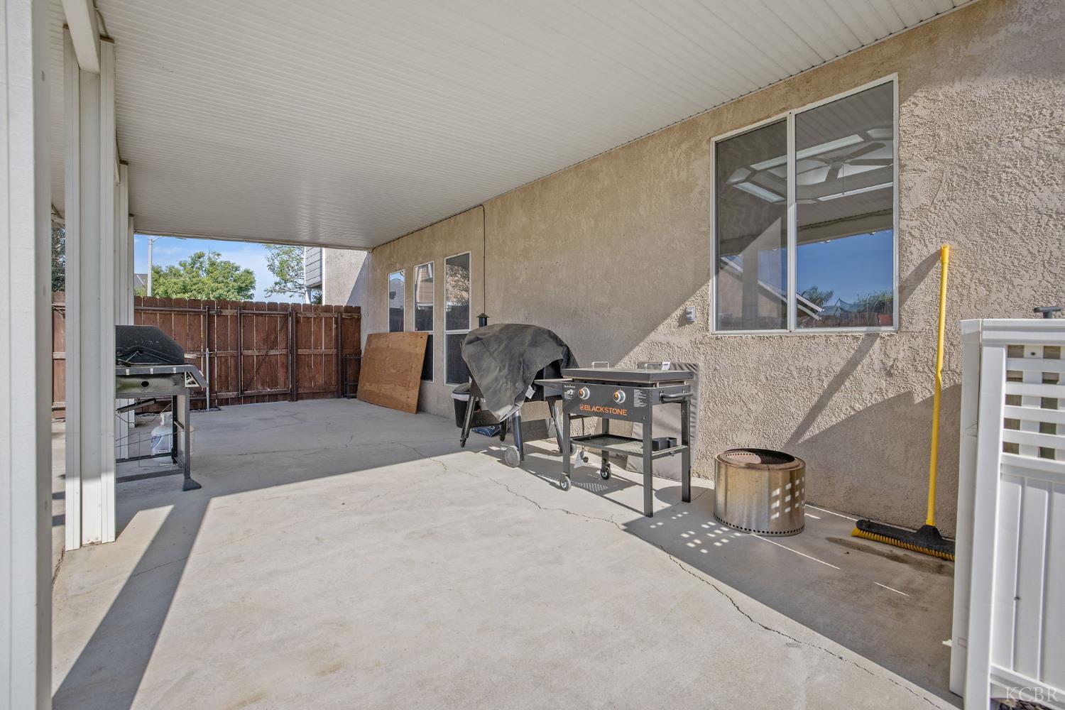 1007 W Saffron St, Hanford, CA 93230