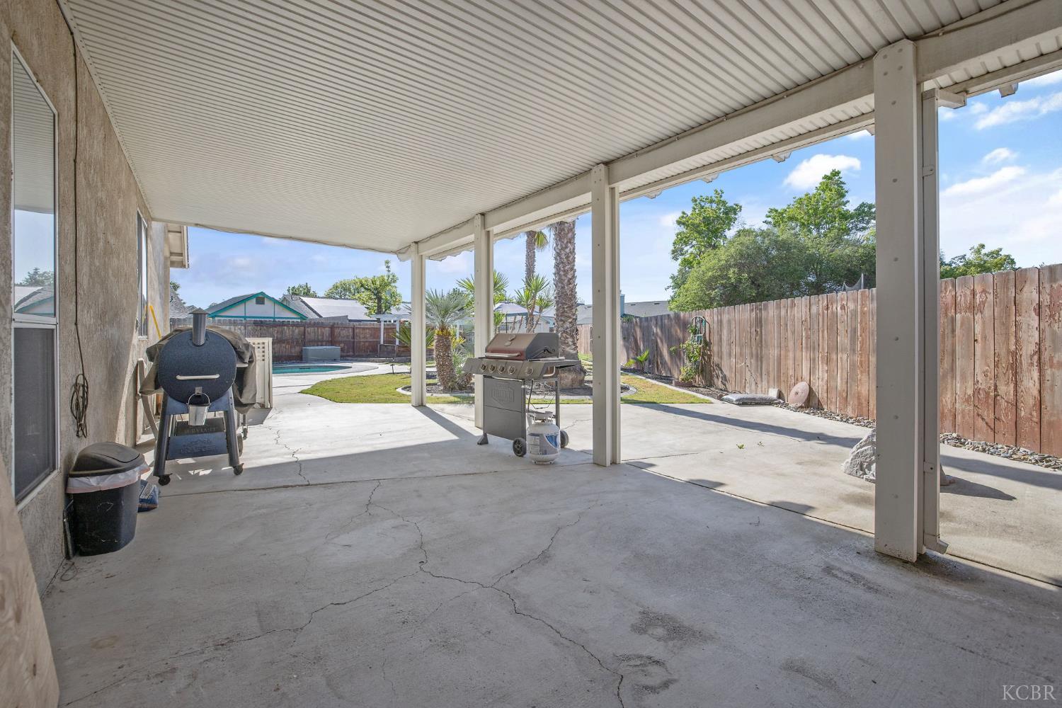 1007 W Saffron St, Hanford, CA 93230