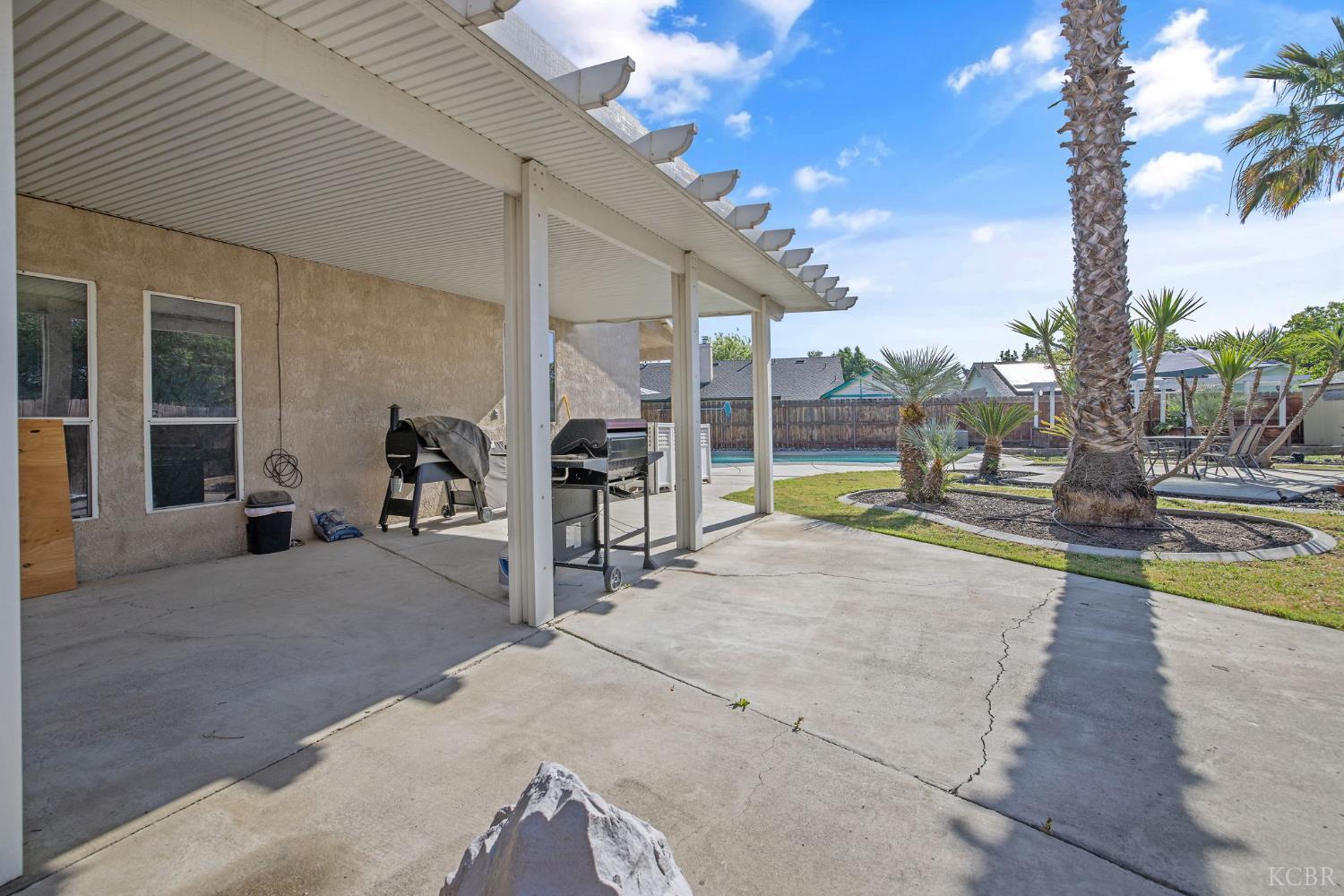 1007 W Saffron St, Hanford, CA 93230