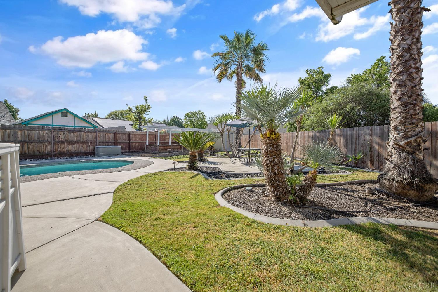 1007 W Saffron St, Hanford, CA 93230