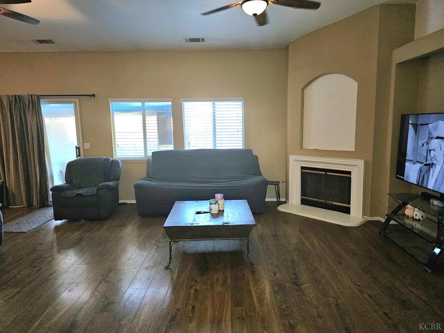 440 Pepper Dr, Hanford, CA 93230