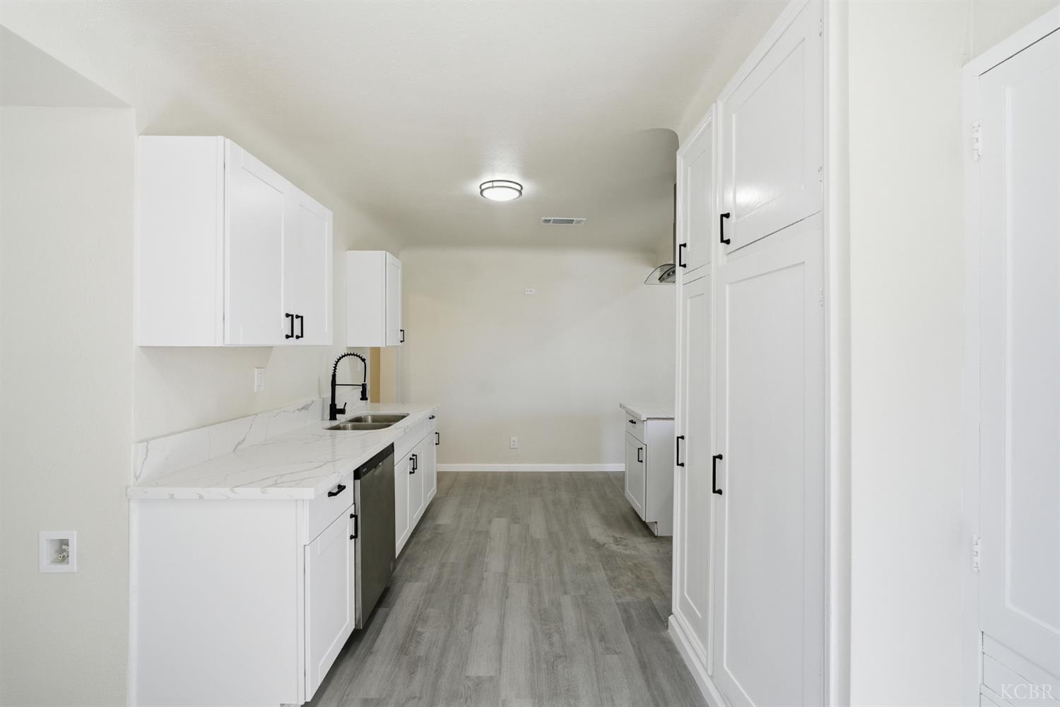 121 E Elm St E, Hanford, CA 93230