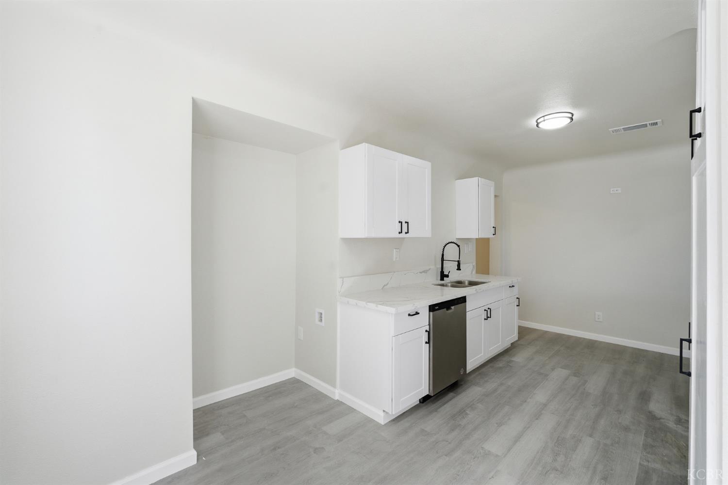 121 E Elm St E, Hanford, CA 93230