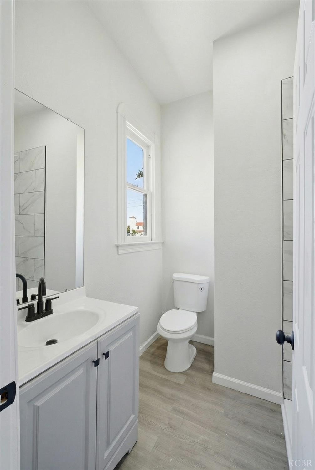 121 E Elm St E, Hanford, CA 93230