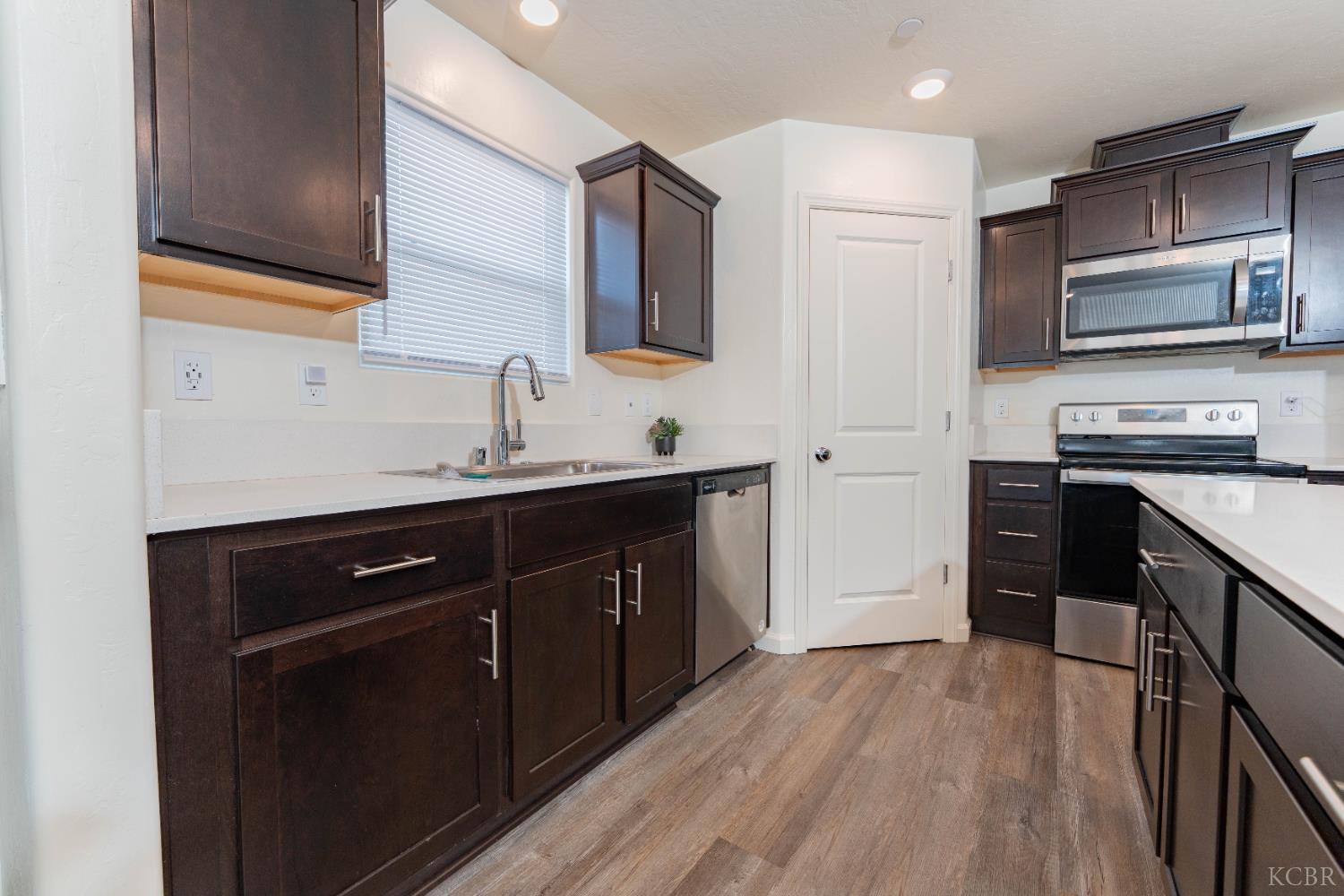 563 BLUE RIDGE St, Tulare, CA 93274