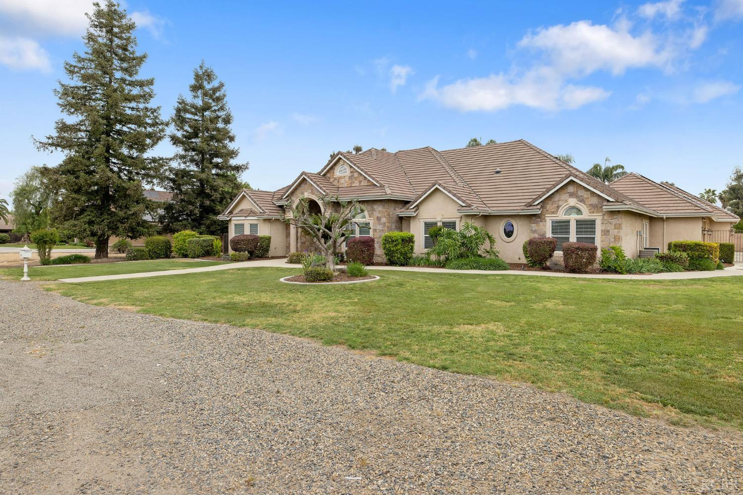 1928 S Shirk Rd S, Visalia, CA 93277