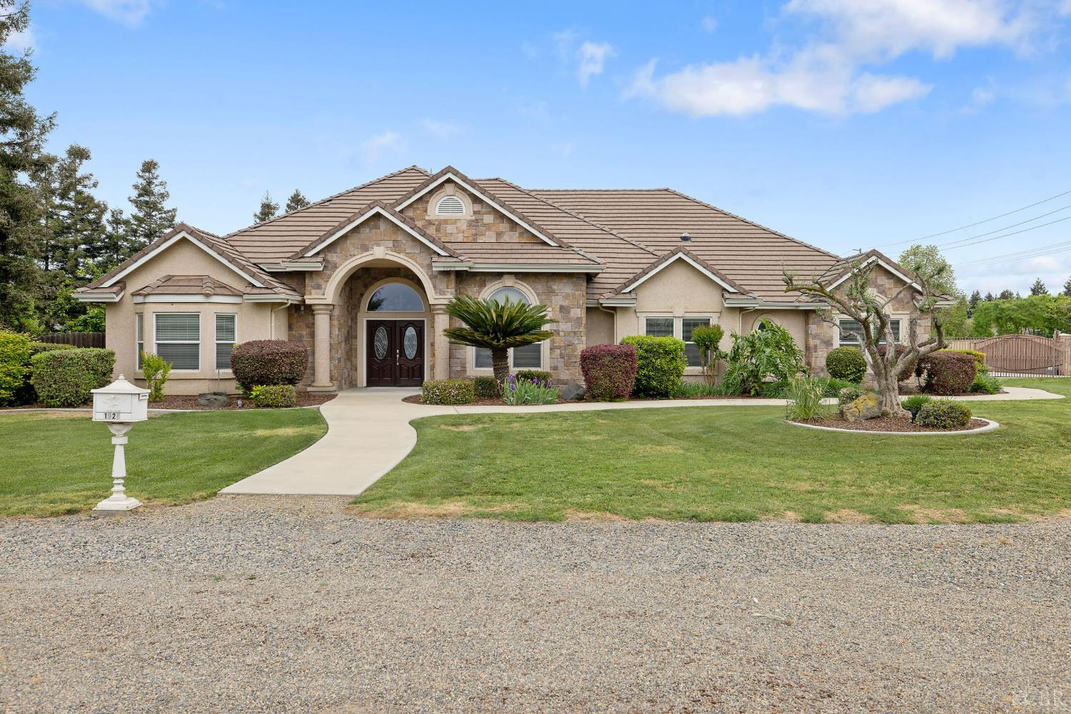 1928 S Shirk Rd S, Visalia, CA 93277