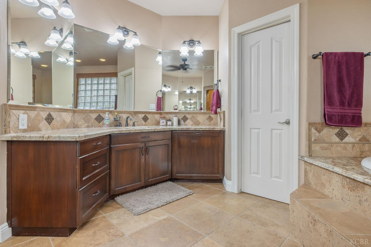 1928 S Shirk Rd S, Visalia, CA 93277