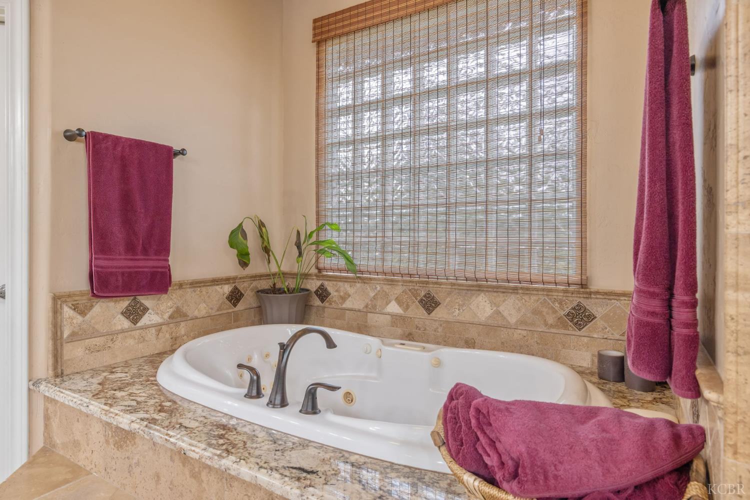 1928 S Shirk Rd S, Visalia, CA 93277