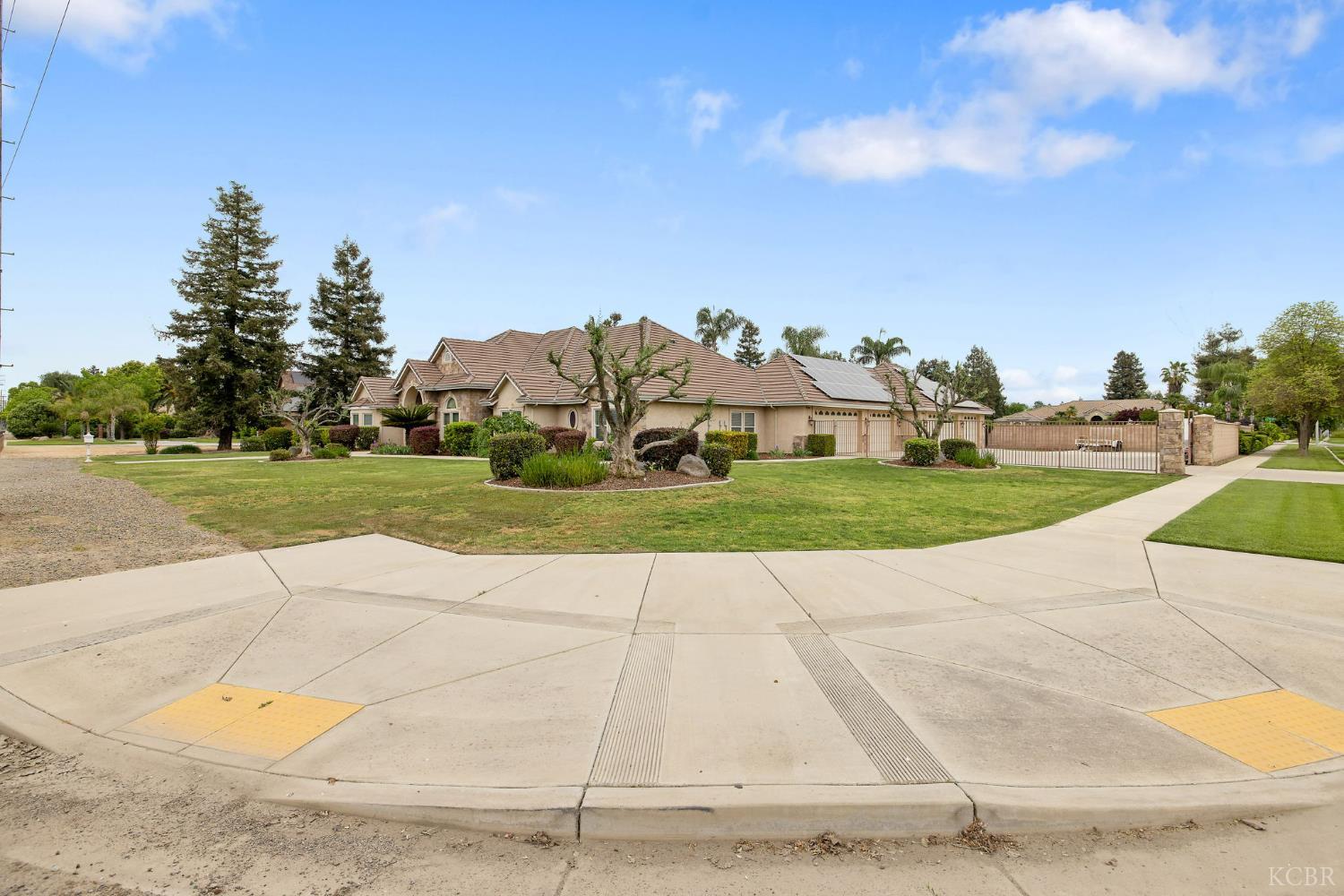 1928 S Shirk Rd S, Visalia, CA 93277